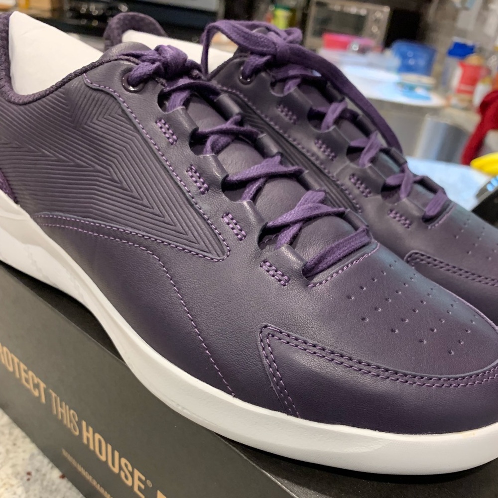 Under Armour Women’s Pivot Low - NEW